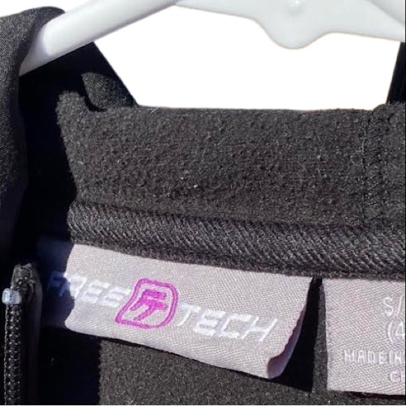 Wmn’s Black Coat Free Tech - Picture 3 of 10